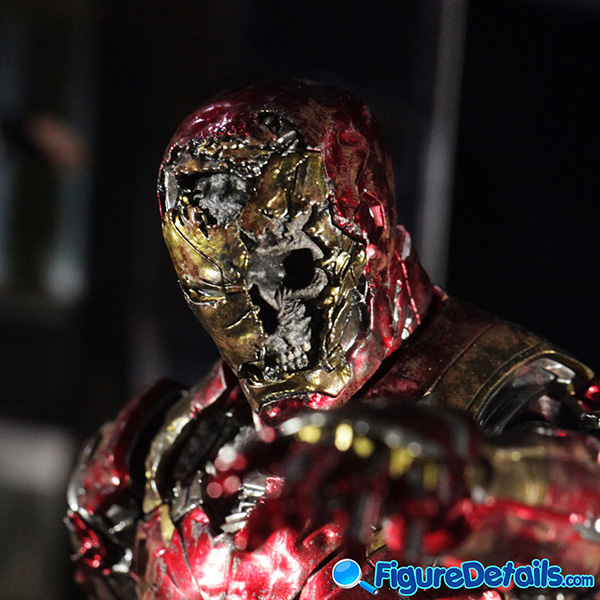 Hot Toys Mysterio Iron Man Illusion head sculpt and Figure Base 2